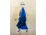 Ad un anno dall’entrata dei Talebani a Kabul, in Afghanistan, è apparsa a Roma una nuova opera della street artist Laika dal titolo “Zapatos Rojos, Save Afghan Women”