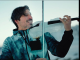 Il musicista Andrea Casta con il violino di ghiaccio lancia Ice Vibes